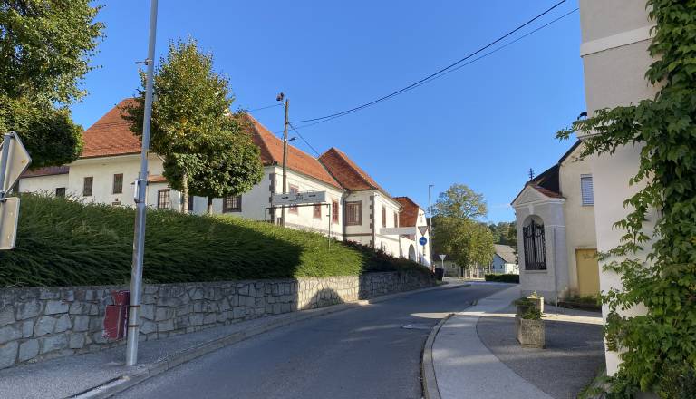 Huda nesreča v Kamnici: Starejši pešec končal v bolnišnici