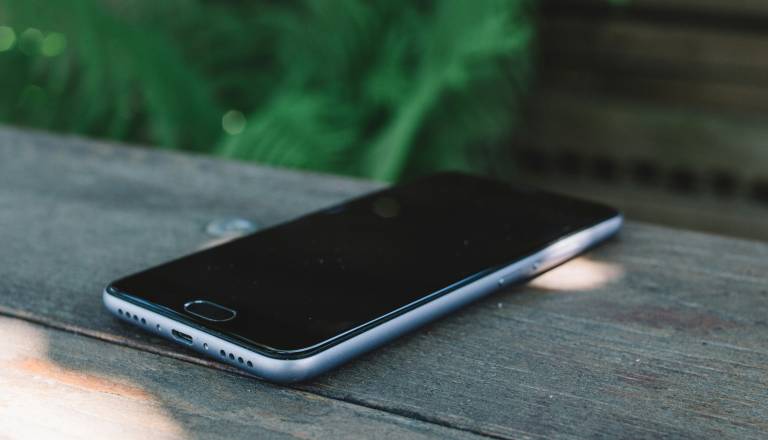 S pulta novomeške trgovine ukradel telefon, a ne za dolgo …