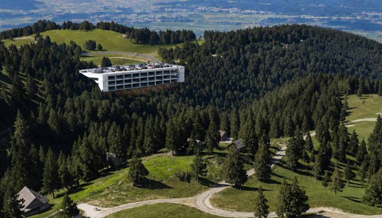 Garažna hiša pod Krvavcem razburja: Okoljevarstveniki opozarjajo na promet, naravo in pitno vodo