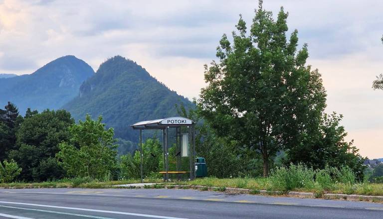 Po številnih opozorilih Potoki dobili novo avtobusno nadstrešnico