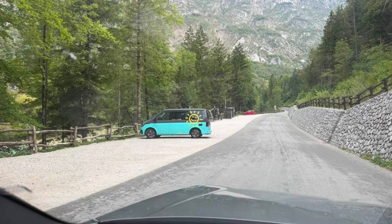 Absurd v dolini Soče: uradna parkirišča samevajo, turisti pa nekaznovano parkirajo na zasebnih zemljiščih