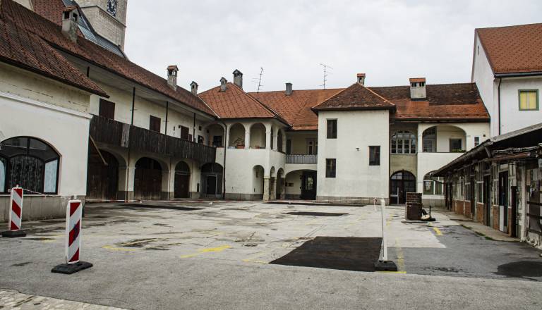 Kaj se dogaja s kranjsko tržnico? Prenova za skoraj 11 milijonov evrov obstala še pred začetkom