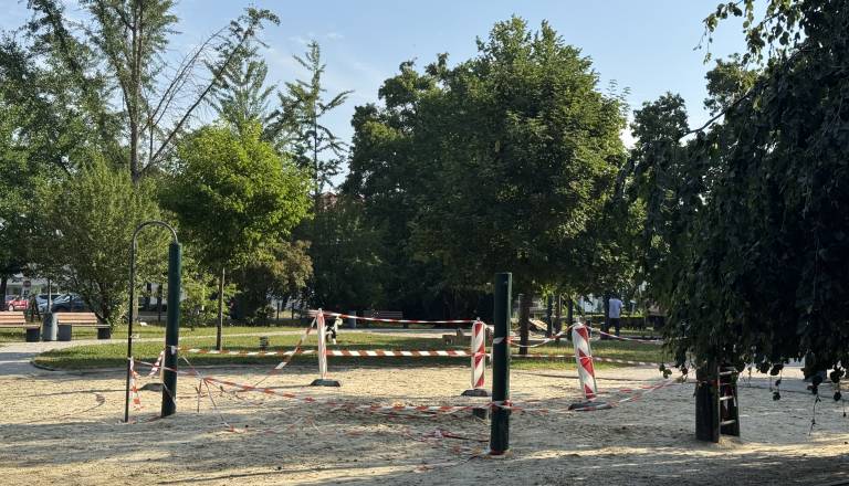 FOTO: V mestnem parku začeli odstranjevati igrala, kaj bo nastalo na njihovem mestu?
