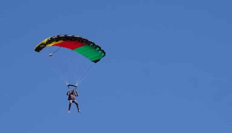 Padalec po težavah med skokom z veliko hitrostjo udaril ob tla, poškodbe so bile prehude