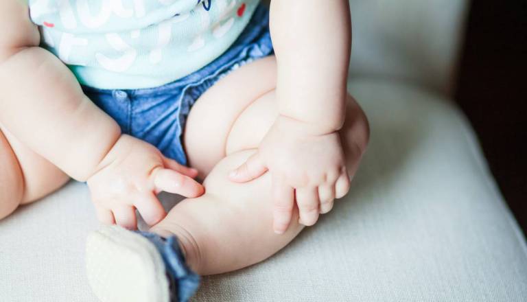Vse več otrok z nalezljivo kožno okužbo, značilne so rumenkaste kraste