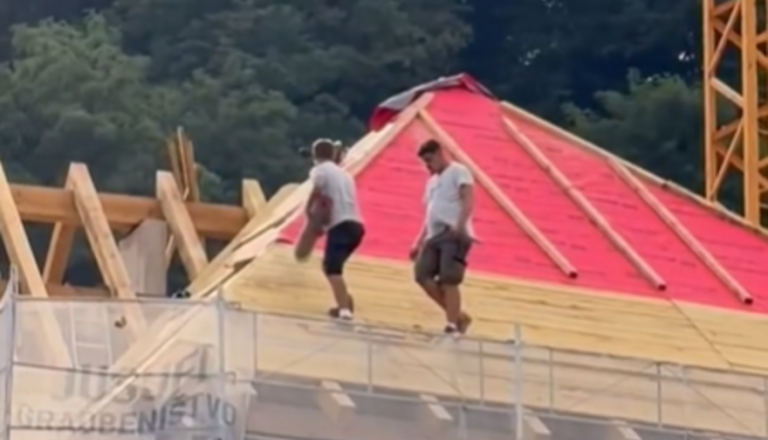 VIDEO: Nevaren prizor v središču Ljubljane: delavca hodila po strehi brez vidne zaščite, podjetje pojasnilo dogajanje