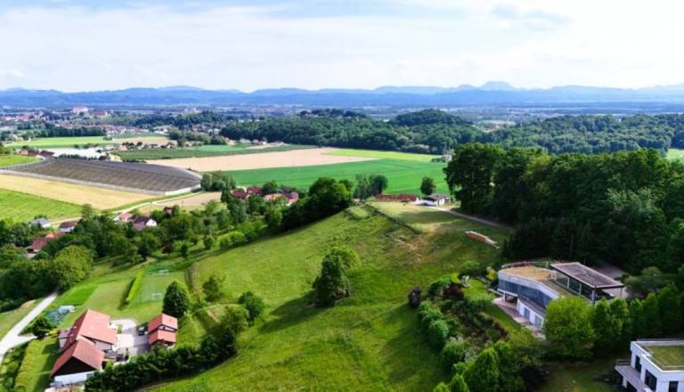 Bi dali milijon evrov za to hišo? Razgled je eden najlepših na Ptujskem