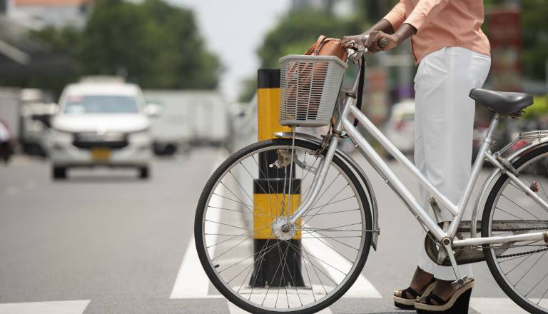 Pametni semaforji v Ljubljani? Kolesarji še vedno ustavljajo, pritiskajo gumbe in sestopajo