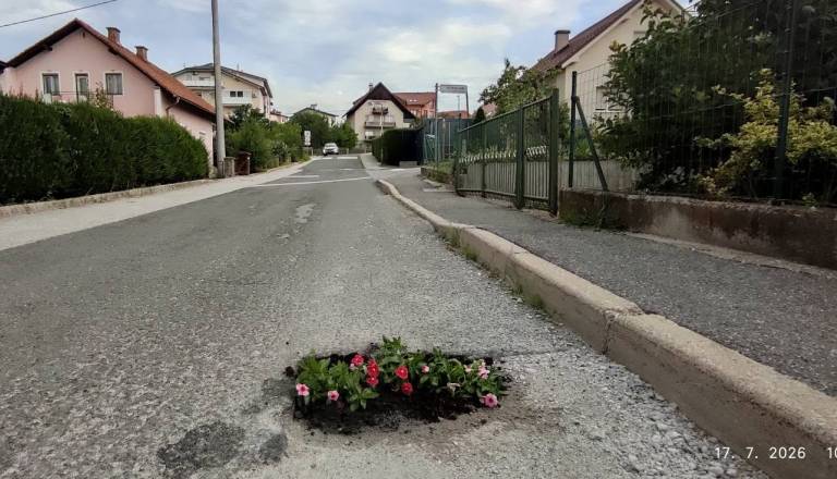 FOTO: Ker asfalta ni dočakal, je nevarno luknjo v cesti spremenil v ...