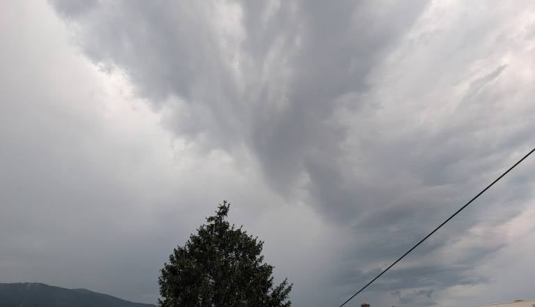 Nad naše kraje se zgrinjajo temni oblaki, izdano vijolično opozorilo zaradi toče