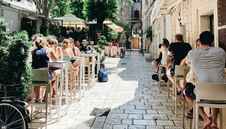 Opiti turisti sprožili ukrepanje: Hrvaška omejuje nočno prodajo alkohola