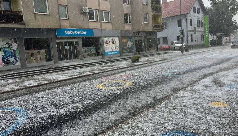 FOTO in VIDEO: V Pomurju že klesti debela toča