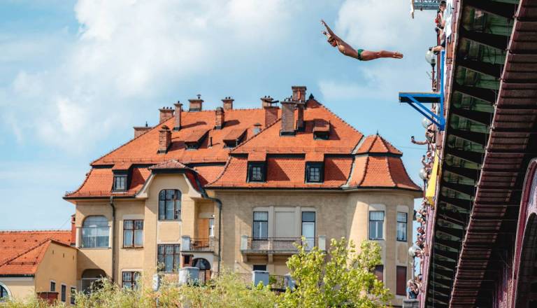 Z Glavnega mostu znova na glavo v Dravo, tekmovalci bodo skakali z 20 metrov