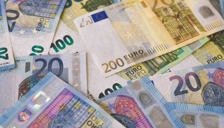 Pozor pri gotovini: Na območju Maribora sumi ponarejenih bankovcev