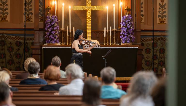 FOTO in VIDEO: Evangeličansko cerkev napolnili zvoki violine in kitare