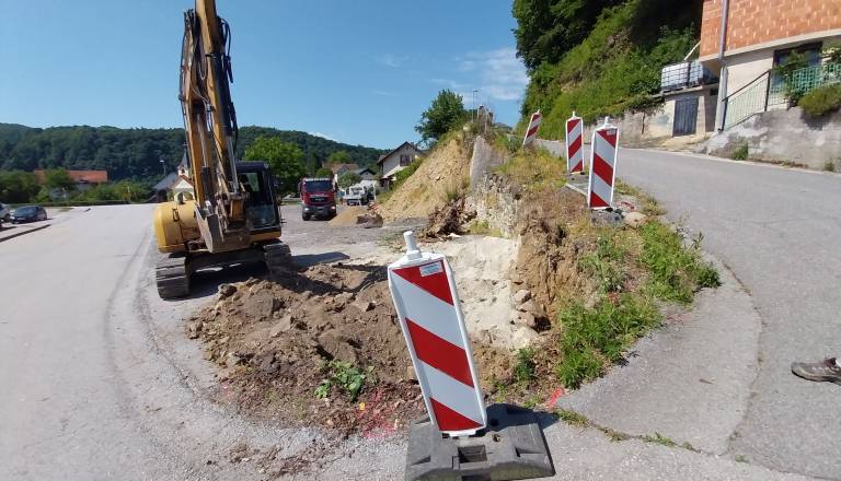 Nastaja 19-metrski oporni zid, ki bo zavaroval cesto proti Sevnici