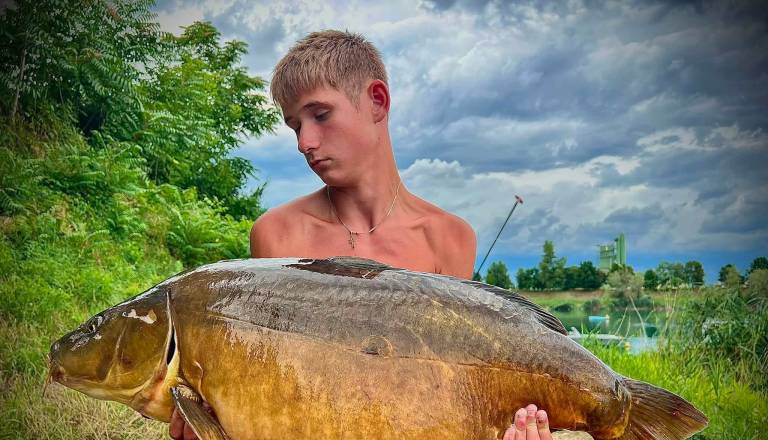 14-letnik na Soboškem jezeru ujel 24-kilogramskega krapa