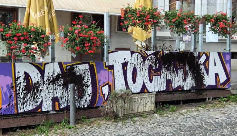 Grafit »Še eno rundo daj, točajka« postal tarča vandalov, v lokalu za informacije ponujajo 200 evrov in pivo