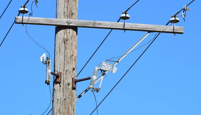 Požar na električnem drogu v Dražencih