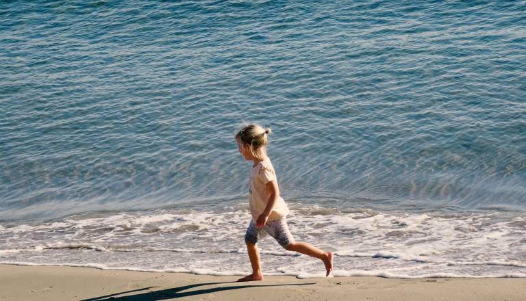 Pri sosedh zalotili moškega, ki je na plaži snemal otroke