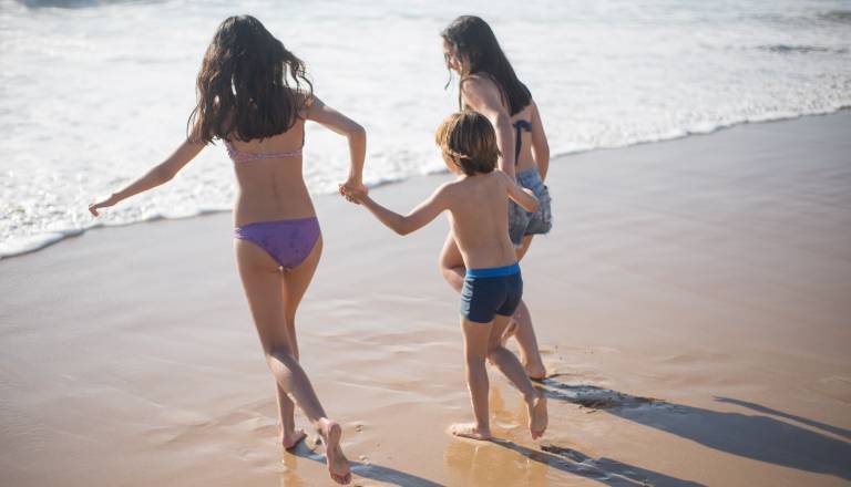 Na hrvaški plaži zalotili moškega, ki je snemal gole otroke