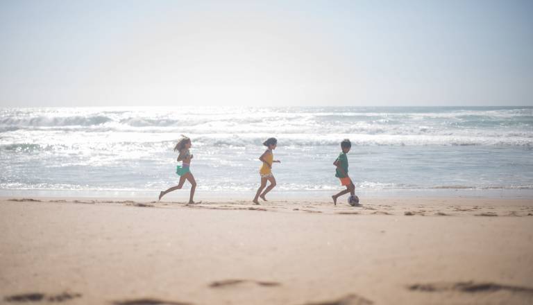 Šok na hrvaški plaži: Gostje opazili moškega, ki je snemal otroke 