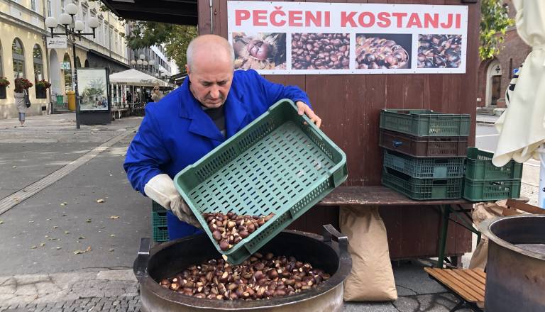 Kdo bo letos pekel kostanj v Mariboru? Za Trg svobode bo treba odšteti 3300 evrov