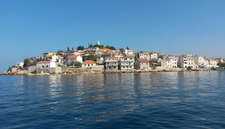 VIDEO: Šokanten posnetek s Hrvaške: Z reklamnim panojem udaril v otroški voziček