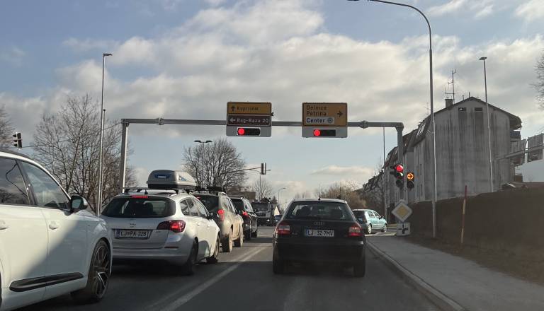 VIDEO: Kočevsko križišče, kjer navada hitro zavede. Bi se vi pravilno razvrstili?