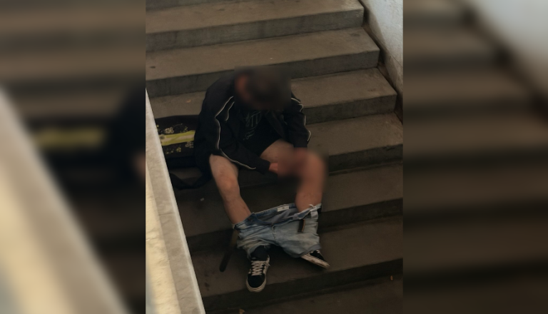 FOTO: Drogiranje sredi Kongresnega trga. Prizor naj bi spremljali tudi otroci