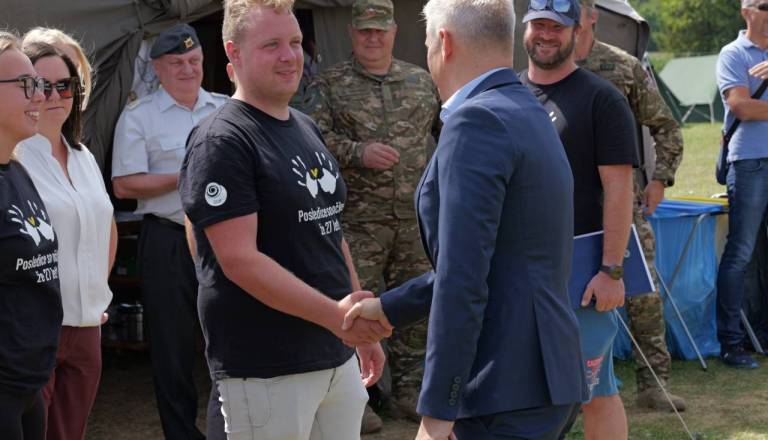 FOTO in VIDEO: Na Kobilju pridni brigadirji delajo od jutra do večera, obiskal jih je tudi obrambni minister