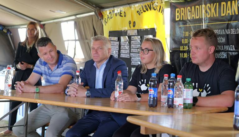 FOTO in VIDEO: Minister Hajdinjak obiskal brigadirje na Kobilju: »Pomagati nekomu je nekaj najlepšega«