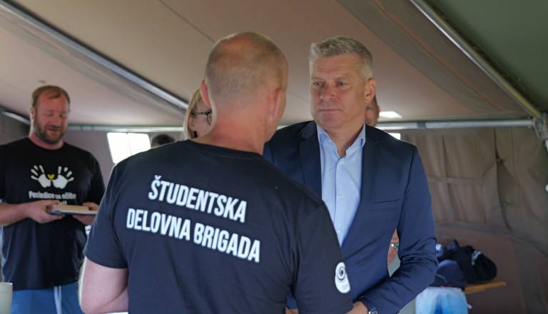 FOTO in VIDEO: Minister obiskal študentsko brigado: »Pomagati nekomu je nekaj najlepšega«