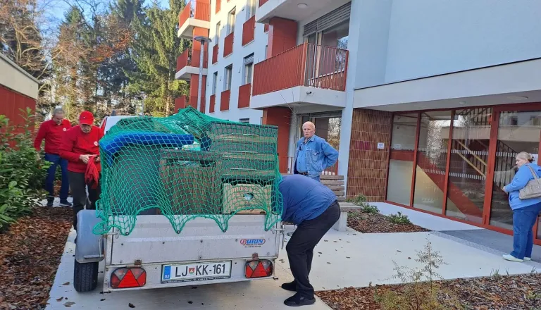 Denar, hrana, pohištvo … Poglejte, kakšno pomoč najbolj potrebujejo prebivalci novomeškega naselja