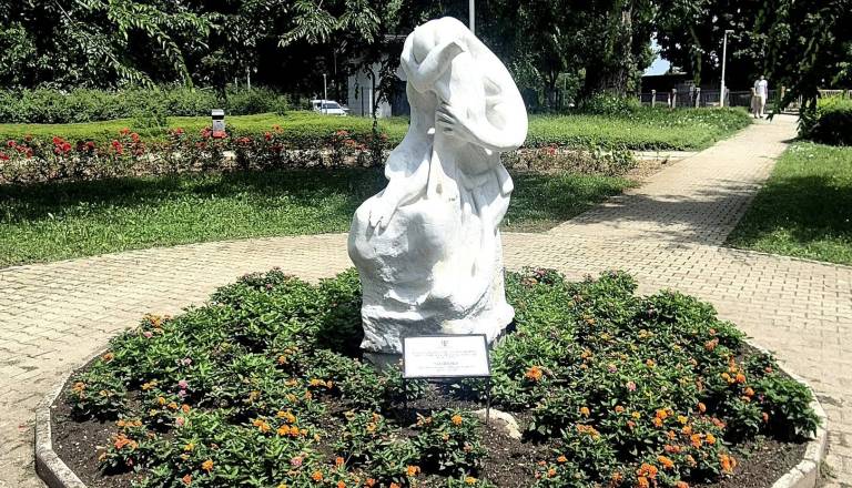 Po pobudi svetnice očistili kip na Ptuju: »Včasih sta dovolj eno vprašanje in ena prošnja«