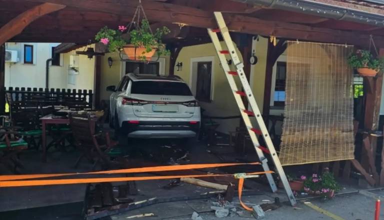 FOTO: Voznica s parkirišča zapeljala naravnost na teraso, ena oseba hudo poškodovana
