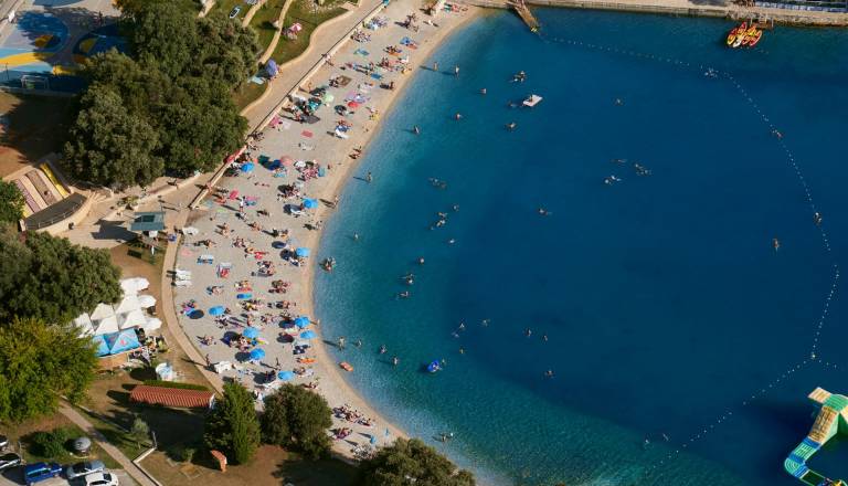 Krvava noč v Medulinu, štirje moški napadli Slovenca