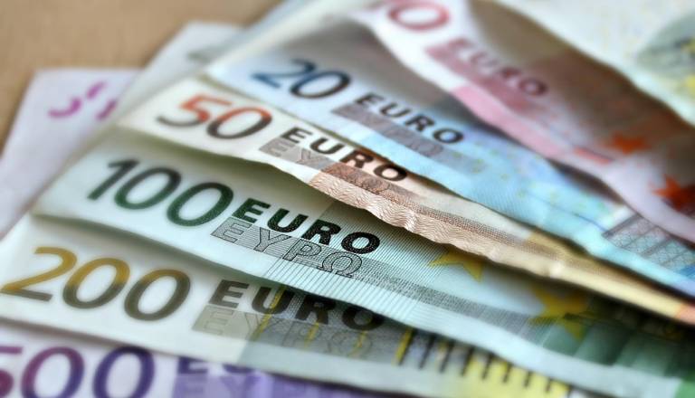 Več kot 352.000 Slovencev bo na račune prejelo denar. Ste med njimi?