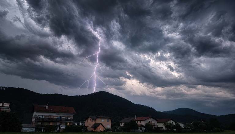 Toča danes tudi v Ljubljani? Državni meteorologi pravijo, da je verjetnost zelo visoka
