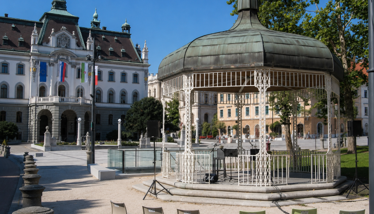 Po opozorilih o drogiranju na Kongresnem trgu še pritožbe nad Zvezda parkom, kjer smrdi