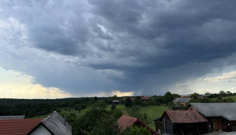 Vremenoslovci izdali vijolično opozorilo: V Pomurju velika verjetnost toče 