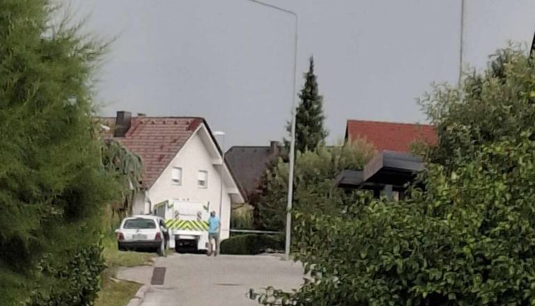FOTO: Kaj se dogaja v Kočevju? Območje zaprto, na kraju tudi protibombno vozilo