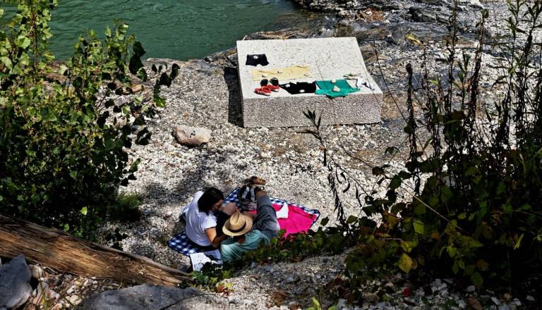 FOTO in VIDEO: Kaj se dogaja z ljubljansko plažo? Namesto brisač po tleh kondomi