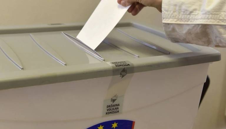Sporna novela gre pred volivce, referendum bo oktobra