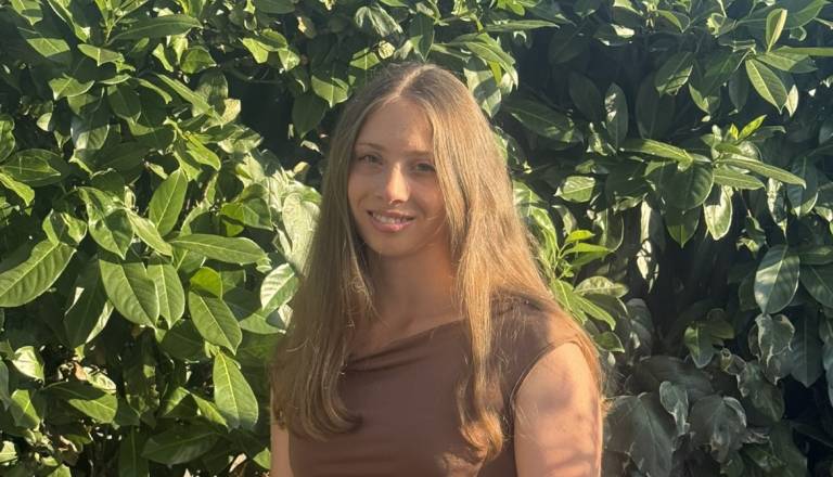 Kočevska zlata maturantka podira stereotipe: »Dolge ure nad zapiski ne prinesejo nujno rezultatov«