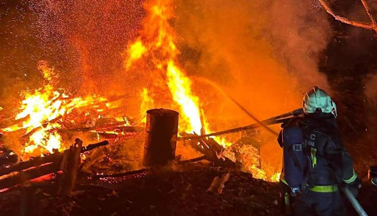 FOTO: V požaru povsem uničen hlev, med intervencijo poškodovana gasilka