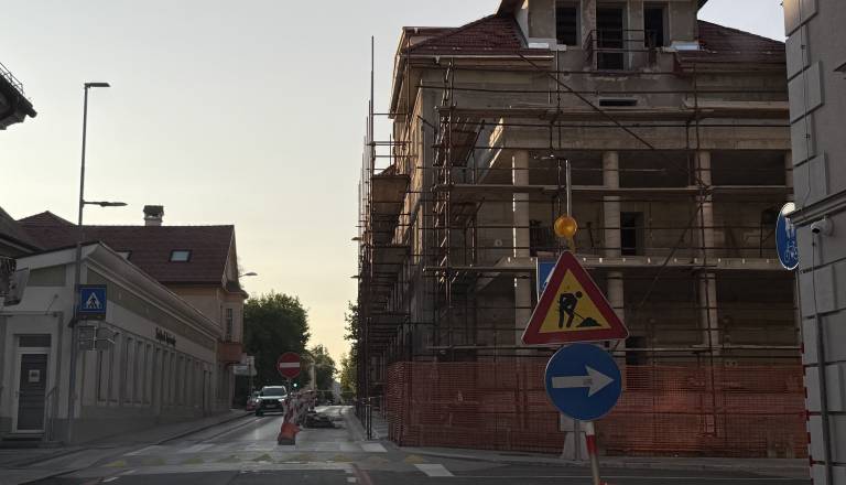 Stara kočevska knjižnica ne bo prenovljena do roka, kje se je zapletlo?