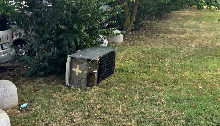 FOTO: Odvržen hladilnik, odpadki in prenočevanje voznikov – kaj se dogaja ob Dunajski cesti?