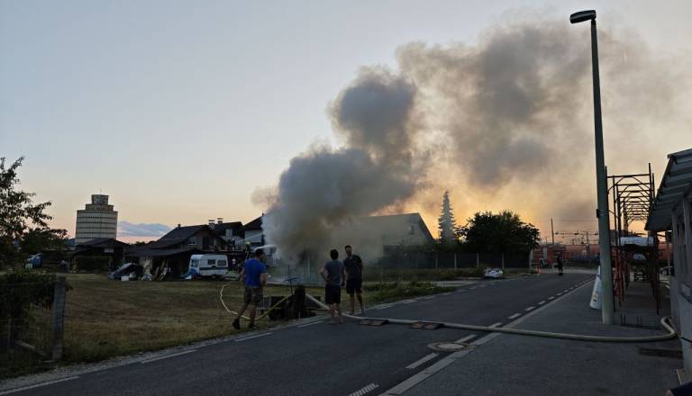 FOTO in VIDEO: V Zalogu izbruhnil požar, na kraj že posredujejo gasilci