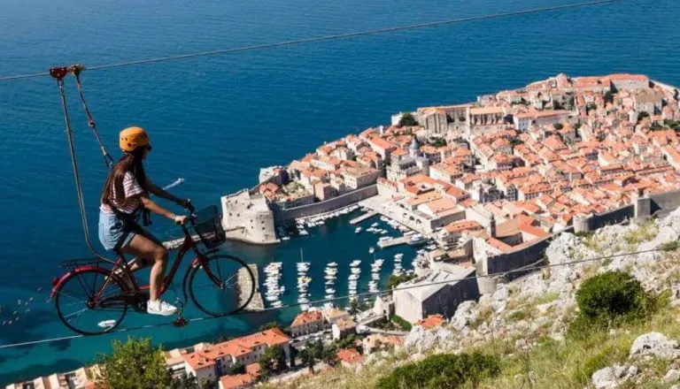 VIDEO: Bi si upali? Nad Dubrovnikom lahko kolesarite po jekleni vrvi